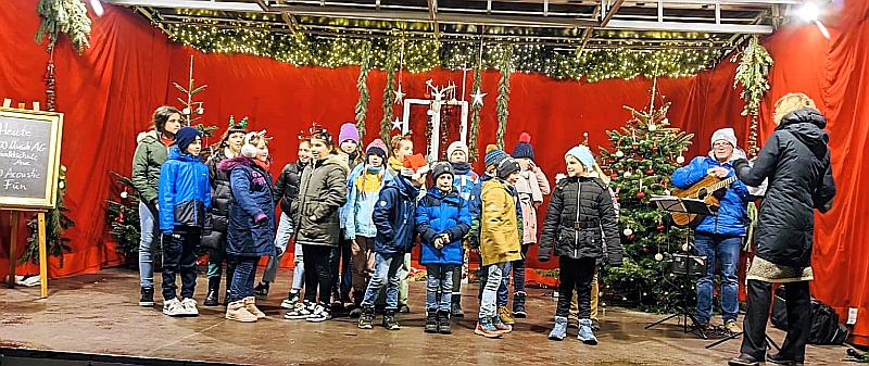 Unser Chor auf dem Durlacher Weihnachtsmarkt